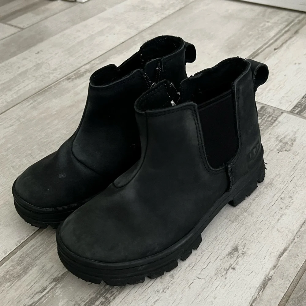 UGG - toddler Chelsea ankle boot - size 12